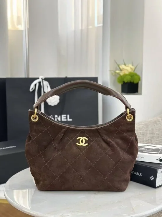 Classic CHANEL Bag: A Stylish and Versatile Choice for Elegance - Picture 3 of 6